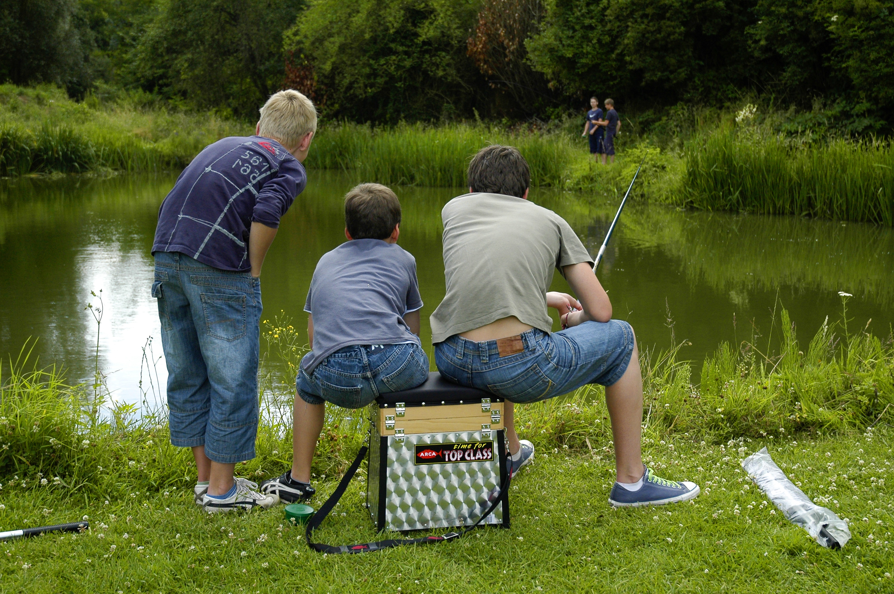 Jeunes en train de pêcher