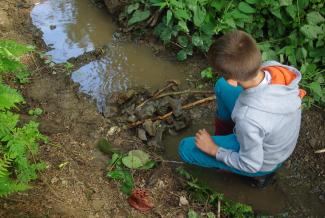 enfant ruisseau bottes